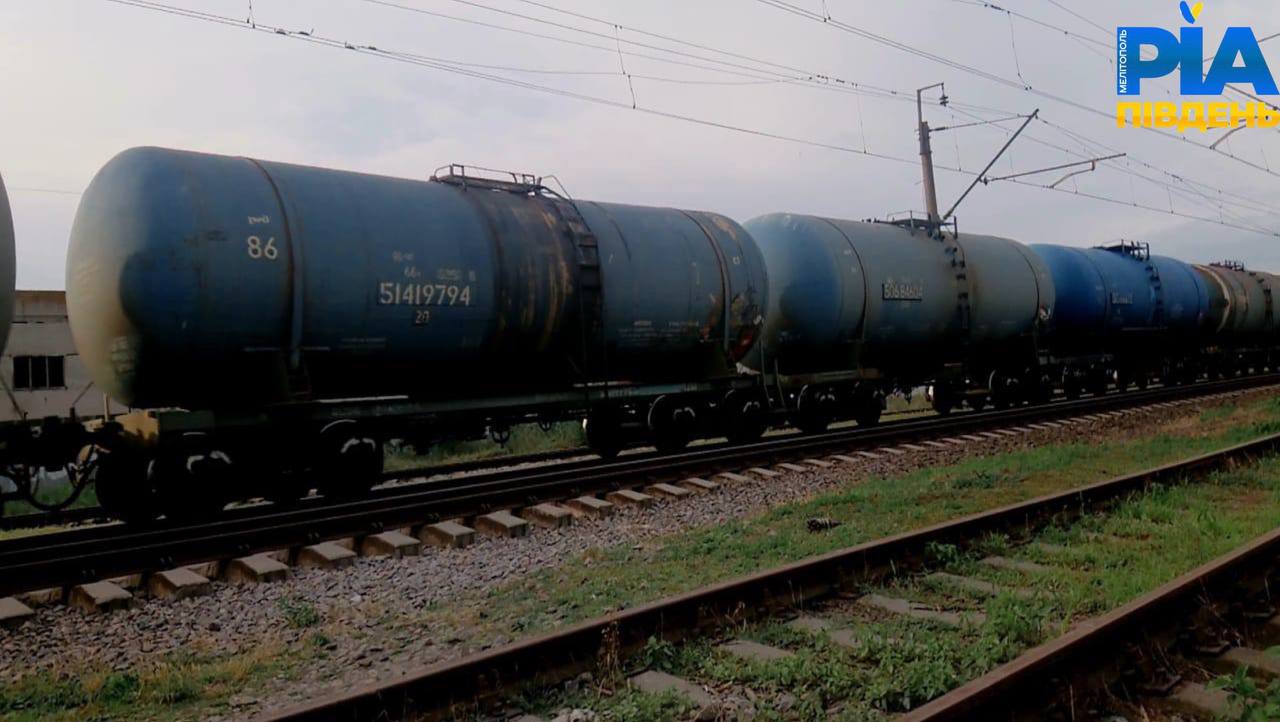 По железной дороге в Мелитополе активно перевозят не только военную технику, но и топливо в крымском направлении. 4